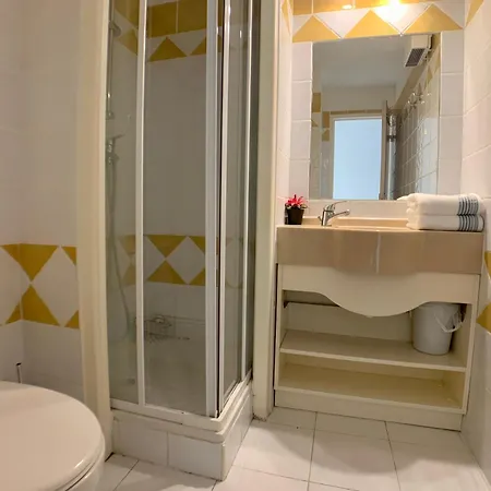 Francia Bat Gogh Apartment